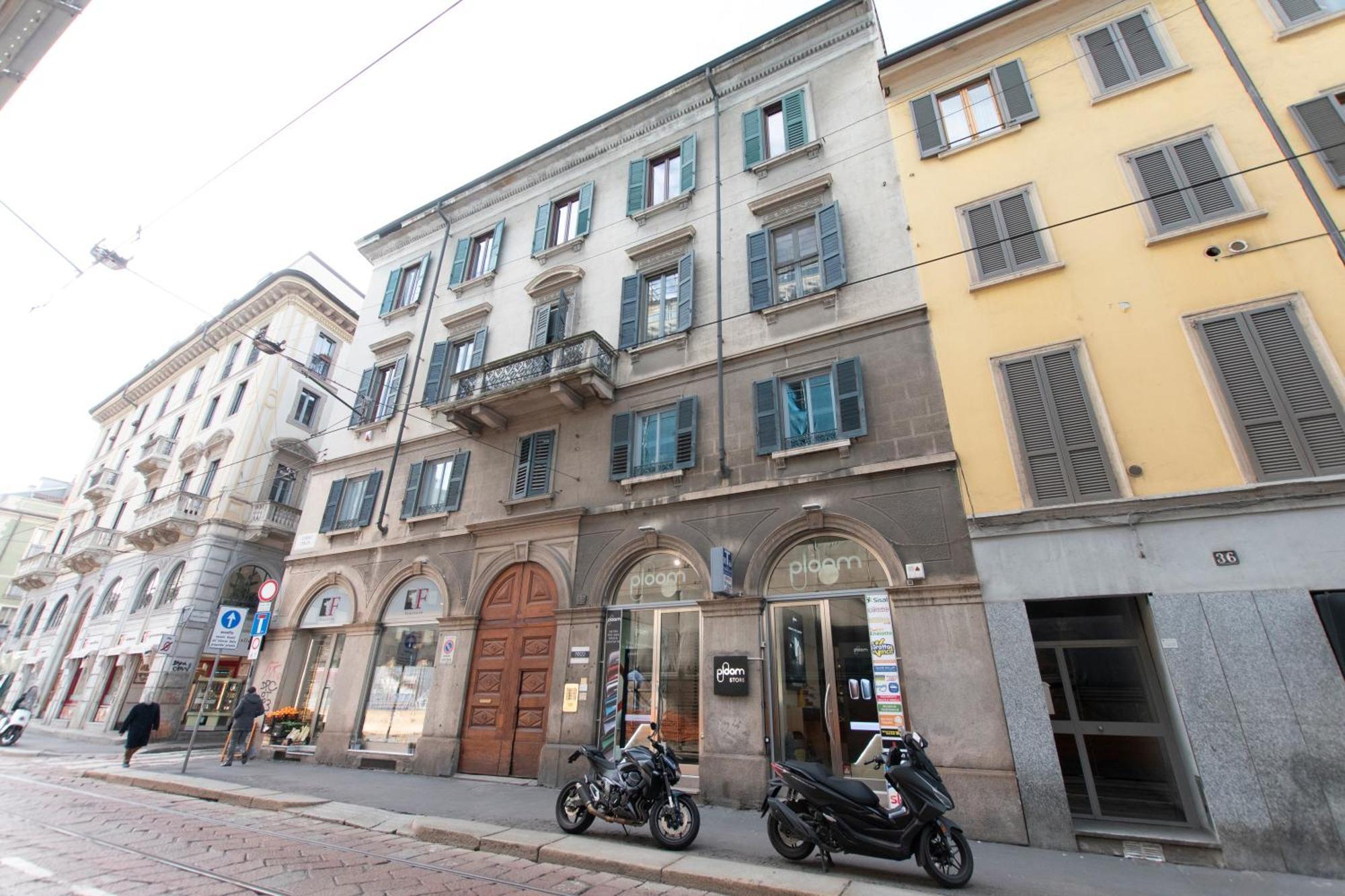 Luxury Apartment Near Duomo Italia 38 Милан Экстерьер фото
